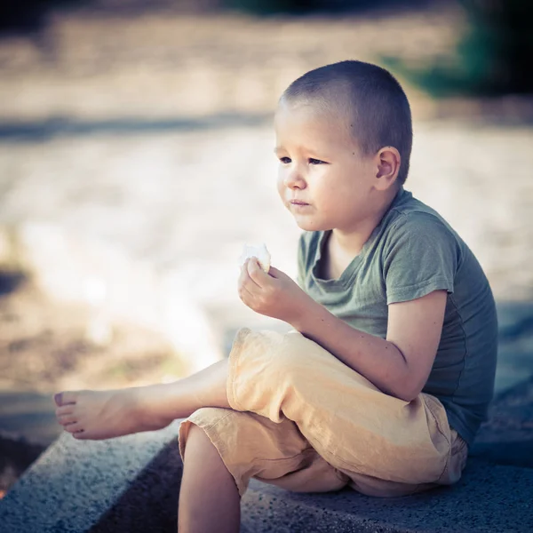 Portrait extérieur de mignon petit garçon — Photo