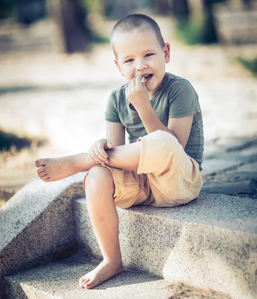 かわいい男の子の屋外のポートレート — ストック写真