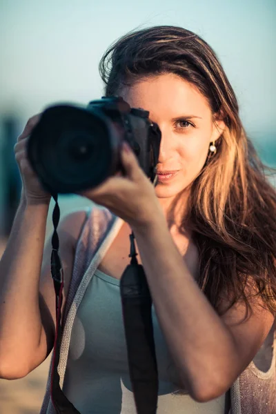 Retrato de uma mulher fotógrafa com câmera — Fotografia de Stock