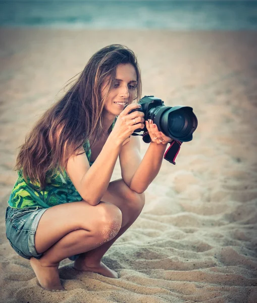 カメラで女性写真家の肖像画 — ストック写真