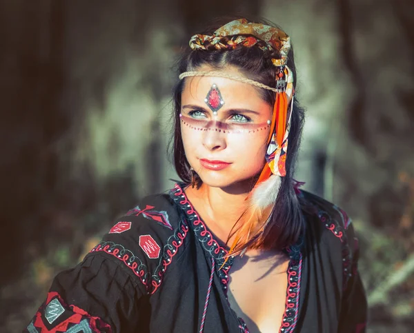 Porträt einer schönen ethnischen Frau — Stockfoto