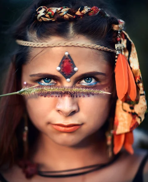 Retrato de uma bela mulher étnica — Fotografia de Stock