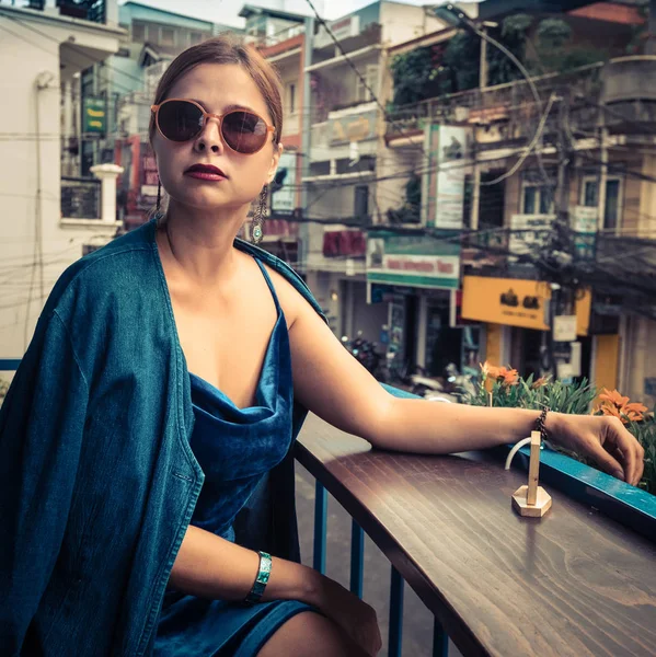 Vacker kvinna sitter på kafé terrass — Stockfoto