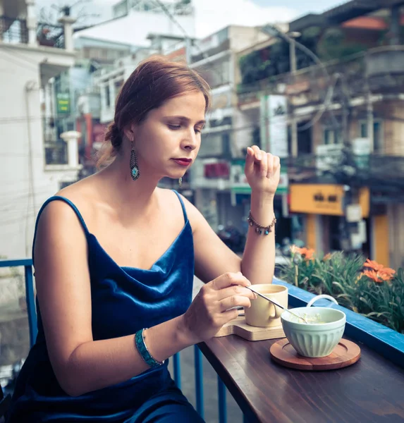 Çay kafe terasında güzel kadının — Stok fotoğraf