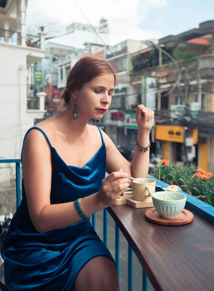 Mulher bonita desfrutando de chá no terraço do café — Fotografia de Stock