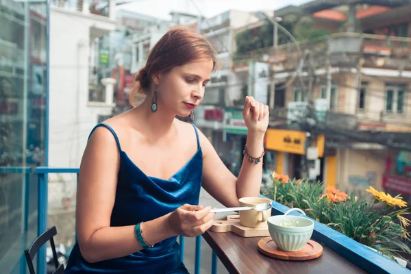 Krásná žena se těší čaj na terase café — Stock fotografie