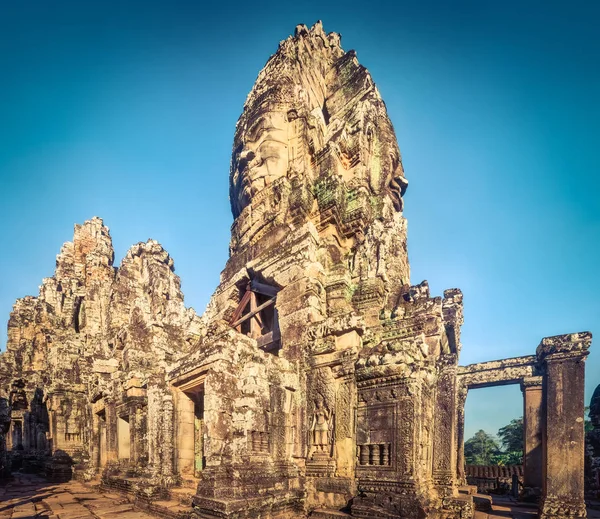 Bayon chrám v Angkor Thom. V siemu sklízí. Kambodža. Panorama — Stock fotografie