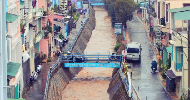 越南大叻 2019年3月21日 大叻高地的大雨 风景与雨水 流经通道 慢动作 — 图库视频影像