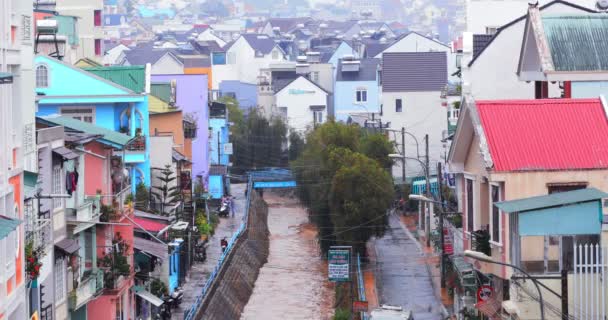 越南大叻 2019年3月21日 大叻高地的大雨 风景与雨水 流经通道 慢动作 — 图库视频影像