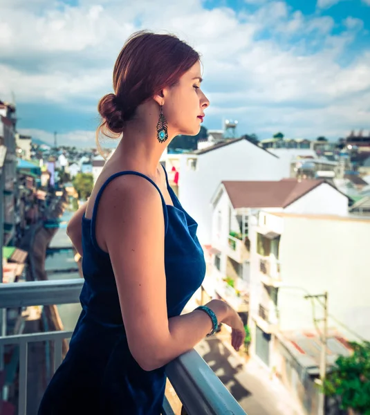 Gyönyörű nő egy erkélyen, Dalat — Stock Fotó