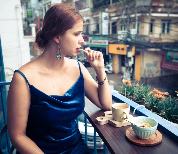 Piękna kobieta korzystających herbaty na tarasie kawiarni — Zdjęcie stockowe