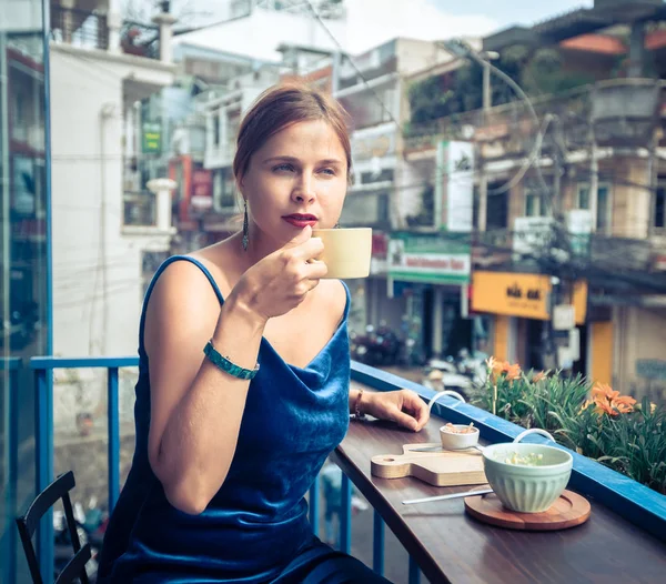 Krásná žena se těší čaj na terase café — Stock fotografie