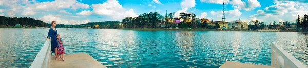 Madre e hija en el lago Xuan Huong, Dalat, Vietnam. Panorama — Foto de Stock