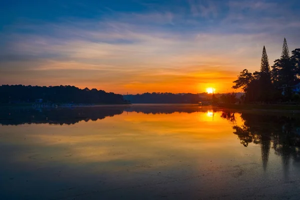 Salida del sol sobre el lago Xuan Huong, Dalat, Vietnam. Panorama —  Fotos de Stock