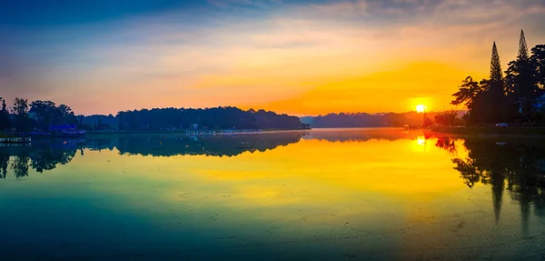 Východ slunce nad jezera Xuan Huong, Dalat, Vietnam. Panorama — Stock fotografie