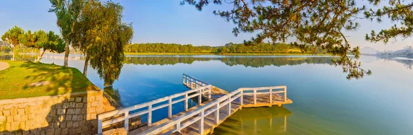 Zonsopgang boven Xuan Huong Lake, Dalat, Vietnam. Panorama — Stockfoto