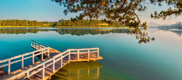 Soluppgången över sjön Xuan Huong, Dalat, Vietnam. Panorama — Stockfoto