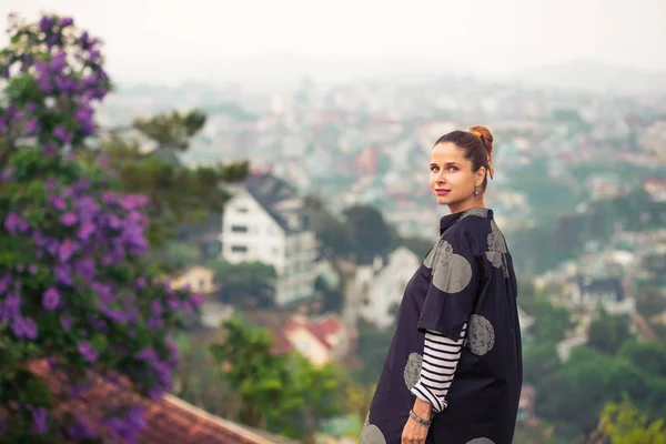 Žena s výhledem na výhled na město, Dalat, Vietnam — Stock fotografie