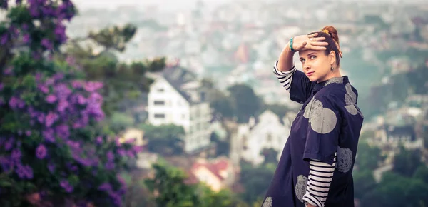 Mulher com vista para a cidade, Dalat, Vietnã — Fotografia de Stock