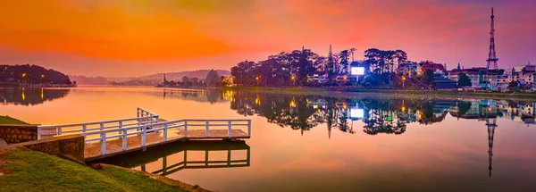 Zonsopgang boven Xuan Huong Lake, Dalat, Vietnam. Panorama — Stockfoto