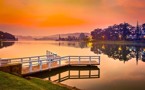 Wschód słońca nad Xuan Huong jezioro, Dalat, Wietnam. Panoramy — Zdjęcie stockowe