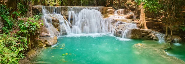 Gyönyörű vízesés Huai Mae Khamin, Thaiföld. Panoráma — Stock Fotó