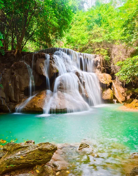 Gyönyörű vízesés Huai Mae Khamin, Thaiföld — Stock Fotó