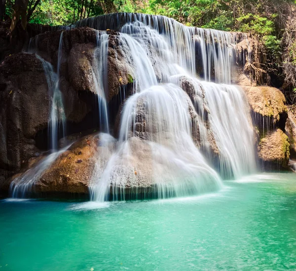 Piękny wodospad Huai Mae Khamin, Tajlandia — Zdjęcie stockowe
