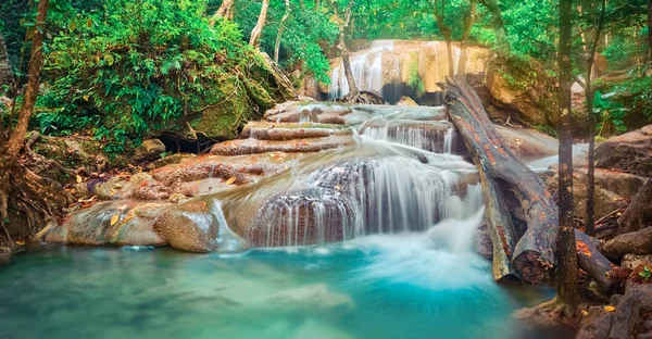 Nádherný vodopád v národním parku Erawan v Thajsku. Panorama — Stock fotografie