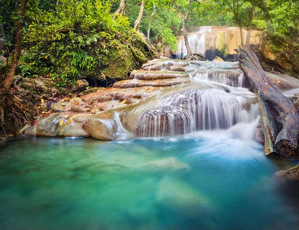 Hermosa cascada en el parque nacional de Erawan, Tailandia —  Fotos de Stock