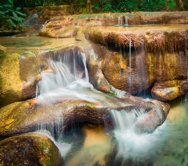 Nádherný vodopád v národním parku Erawan, Thajsko — Stock fotografie