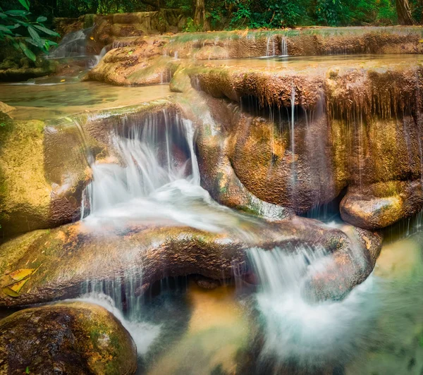 Gyönyörű vízesés Erawan Nemzeti Park, Thaiföld — Stock Fotó