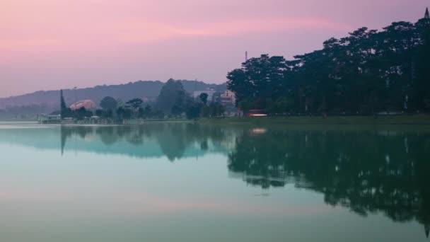 日の出前の Xuan フン湖の美しい景色 ダラト ベトナム 夕暮れ時の素晴らしい風景 — ストック動画