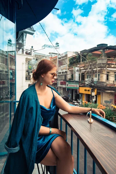 Belle femme assise sur la terrasse du café — Photo