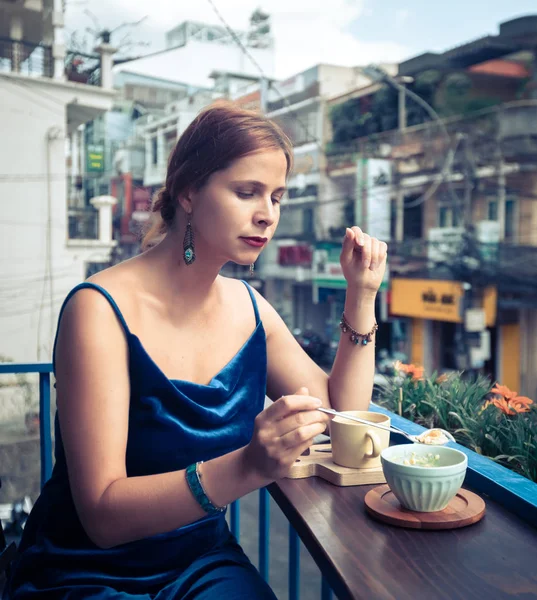 Bella donna che si gode il tè sulla terrazza caffè — Foto Stock