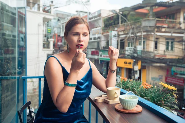 Piękna kobieta korzystających herbaty na tarasie kawiarni — Zdjęcie stockowe