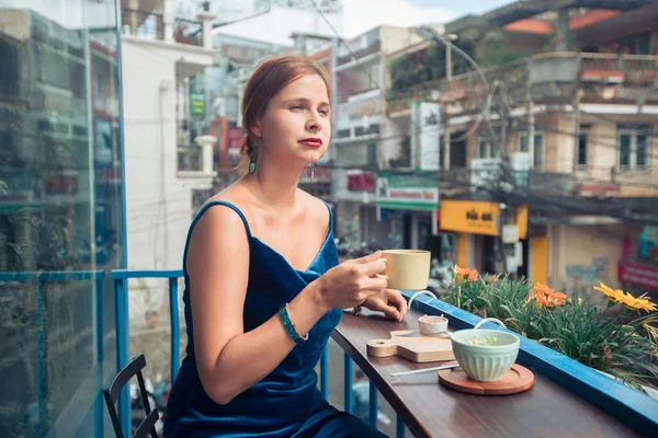 Belle femme appréciant le thé sur la terrasse du café — Photo