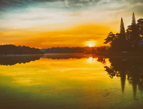 Alba sul lago Xuan Huong, Dalat, Vietnam — Foto Stock