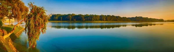 Napkelte felett tó Xuan Huong Dalat, Vietnam. Panoráma — Stock Fotó