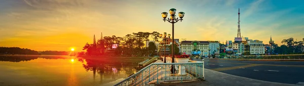 Nascer do sol sobre Xuan Huong Lake, Dalat, Vietnã. Panorama — Fotografia de Stock