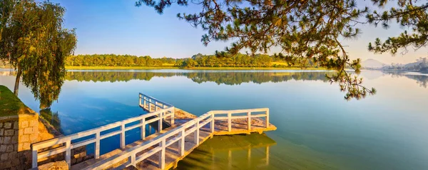 Wschód słońca nad Xuan Huong jezioro, Dalat, Wietnam. Panoramy — Zdjęcie stockowe