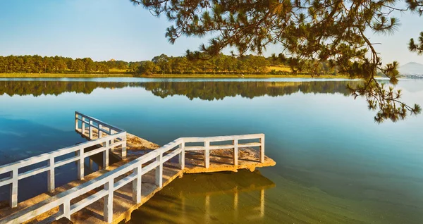 Lever de soleil sur le lac Xuan Huong, Dalat, Vietnam. Panorama — Photo