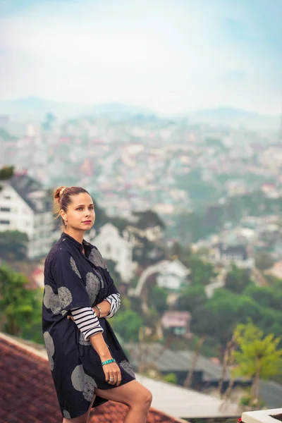 Mulher com vista para a cidade, Dalat, Vietnã — Fotografia de Stock