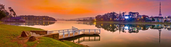 Soluppgången över sjön Xuan Huong, Dalat, Vietnam. Panorama — Stockfoto