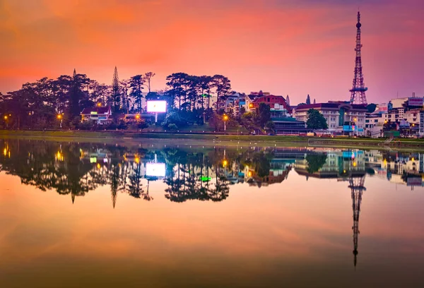 スアンフーン湖、ベトナム ・ ダラットの日の出. — ストック写真