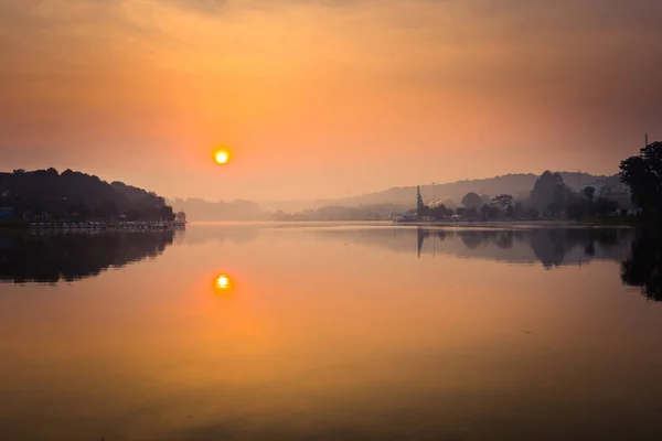 Soloppgang over Xuan Huongsjøen, Dalat, Vietnam – stockfoto