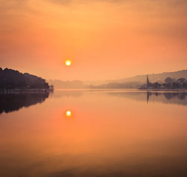 Napkelte felett tó Xuan Huong Dalat, Vietnam — Stock Fotó