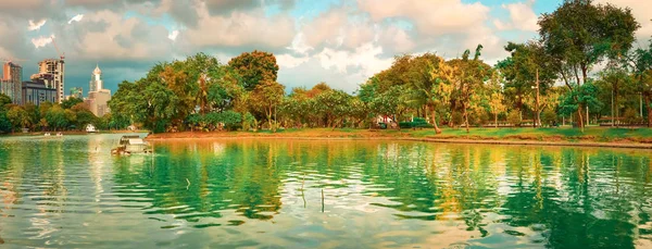 Panoramiczny widok na panoramę Bangkoku. Lumphini Park, Tajlandia. Pano — Zdjęcie stockowe