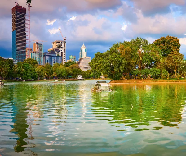 Pemandangan panorama dari langit Bangkok. Taman Lumphini, Thailand. Pano — Stok Foto