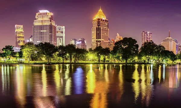 Panorama utsikt över Bangkoks skyline. Nattstadsbilden i Bangkok, T — Stockfoto